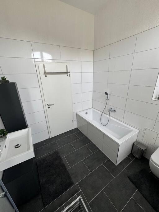 Apartment Mit Parkplatz Und Wifi Magdeburg Exteriör bild